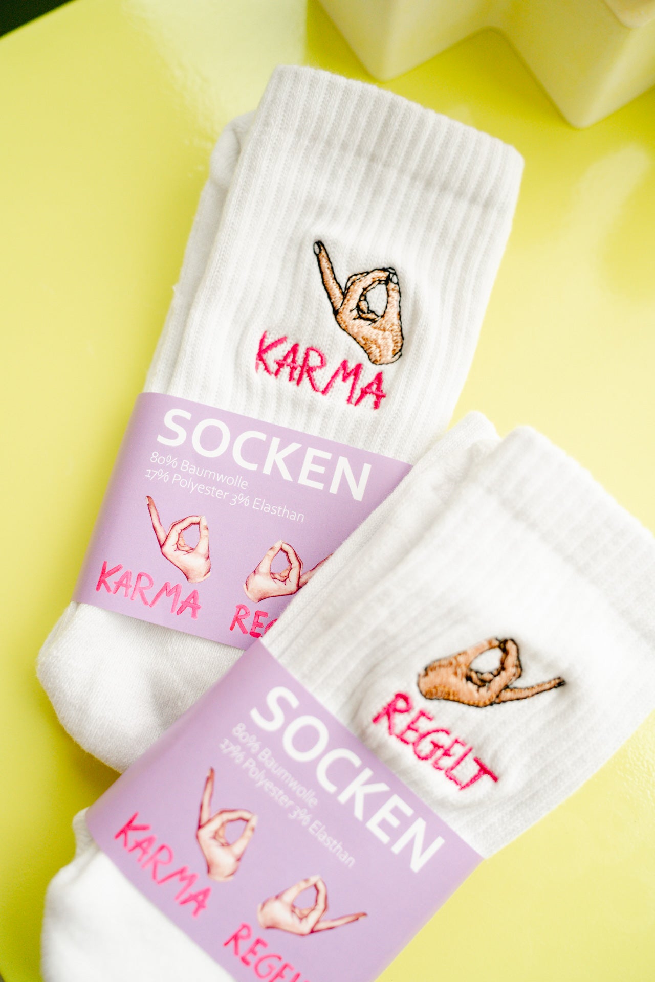 Socken "Karma regelt" - 80% Baumwolle, weiß