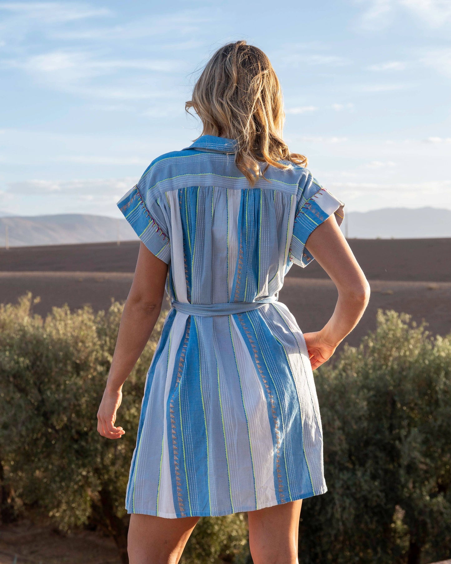 Kurzes besticktes Hemdkleid Saga