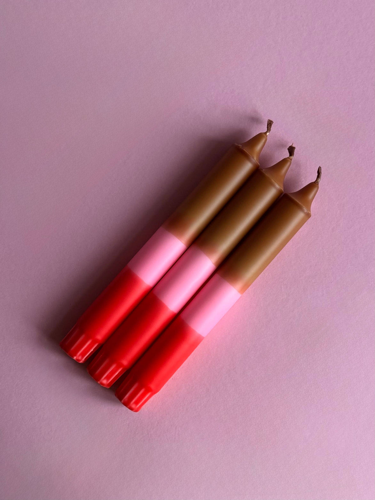 Dip Dye Kerze | braun-neonpink-rot
