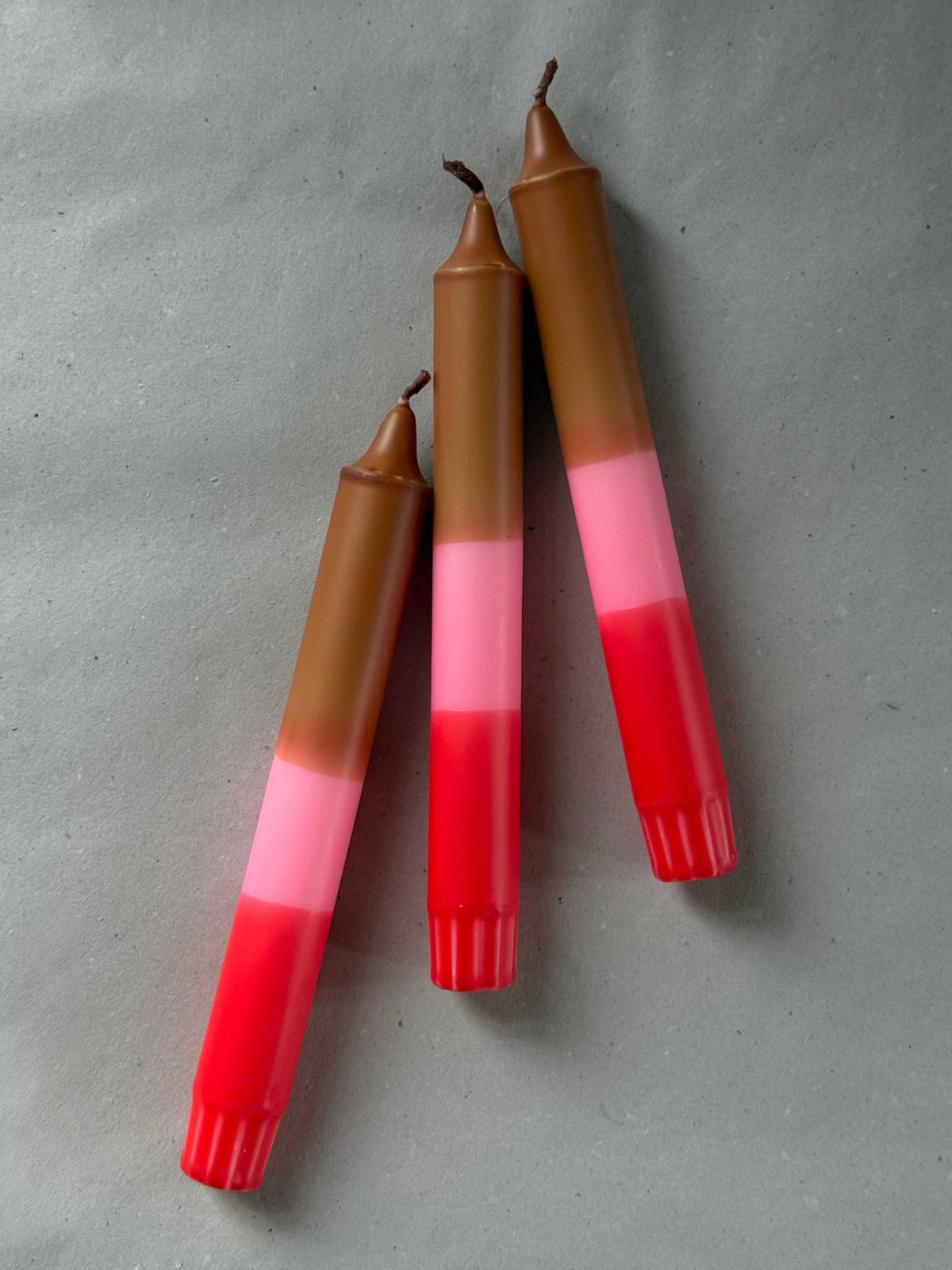 Dip Dye Kerze | braun-neonpink-rot