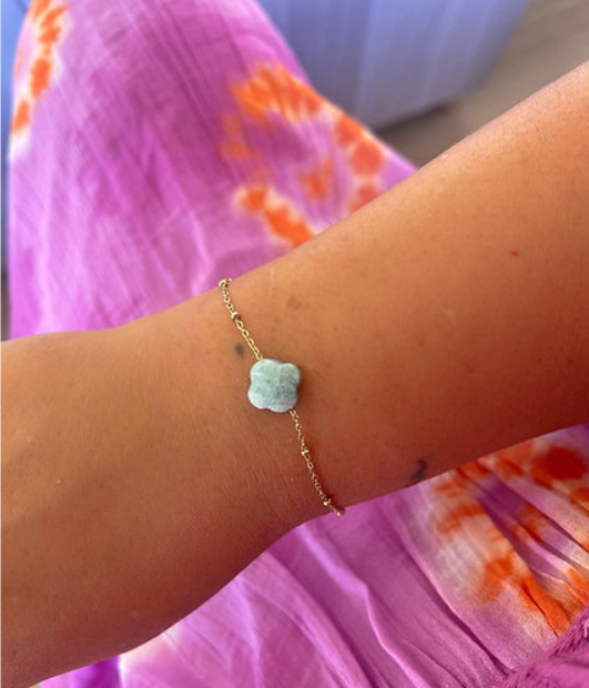 Armband mit türkisfarbenem Kleeblatt