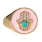 Ring mit Hamsa-Hand auf rosa Hintergrund