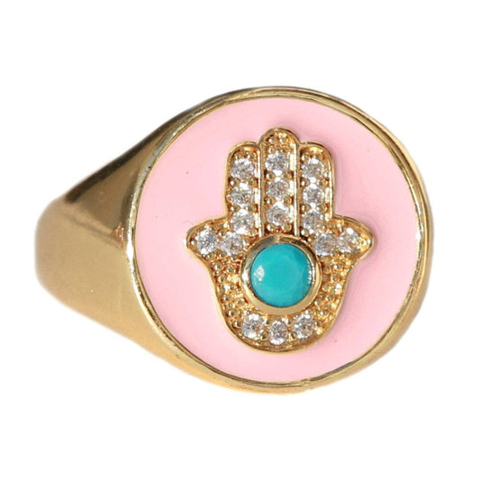 Ring mit Hamsa-Hand auf rosa Hintergrund