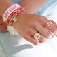 Ring mit Hamsa-Hand auf rosa Hintergrund