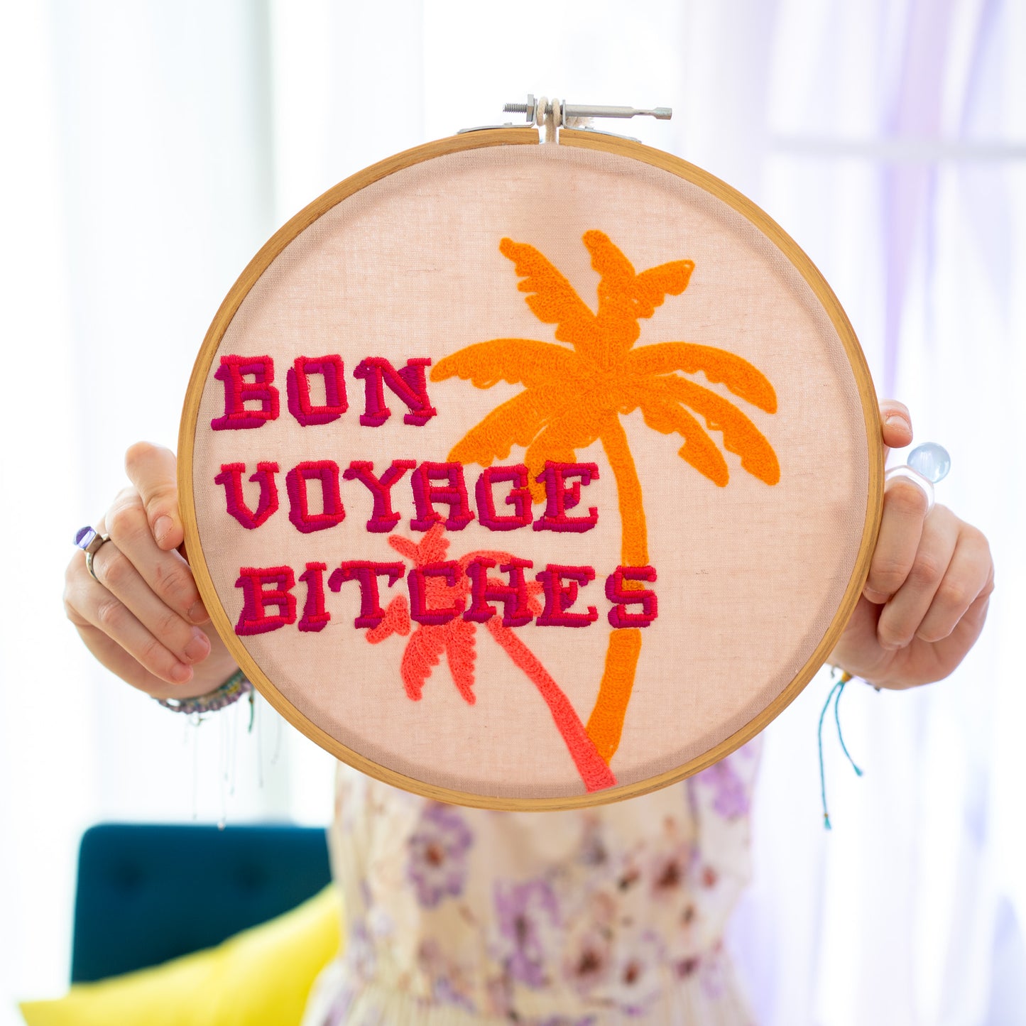 Bon Voyage Bitches | Stickrahmen Wandbild