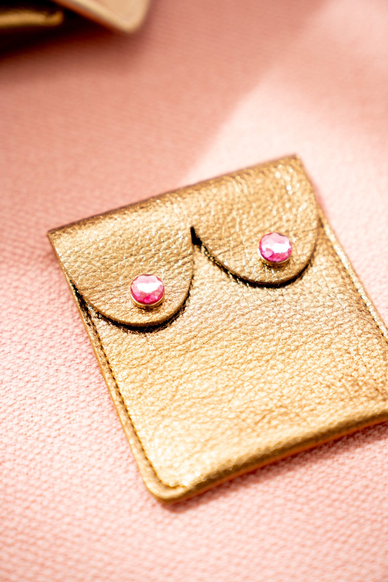 Boobie-Geldbeutel mit Strassnippeln, bronze metallic | Leder