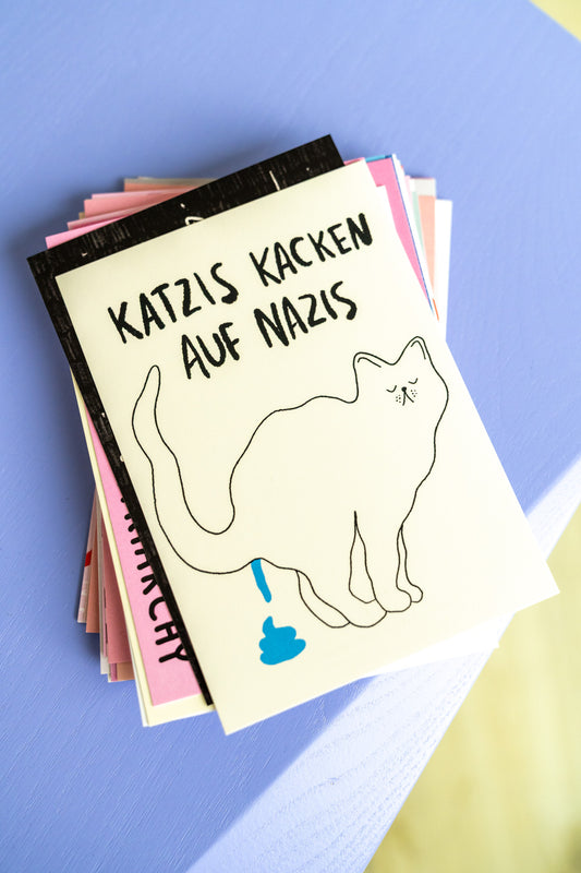Katzis kacken auf Nazis | Postkarte