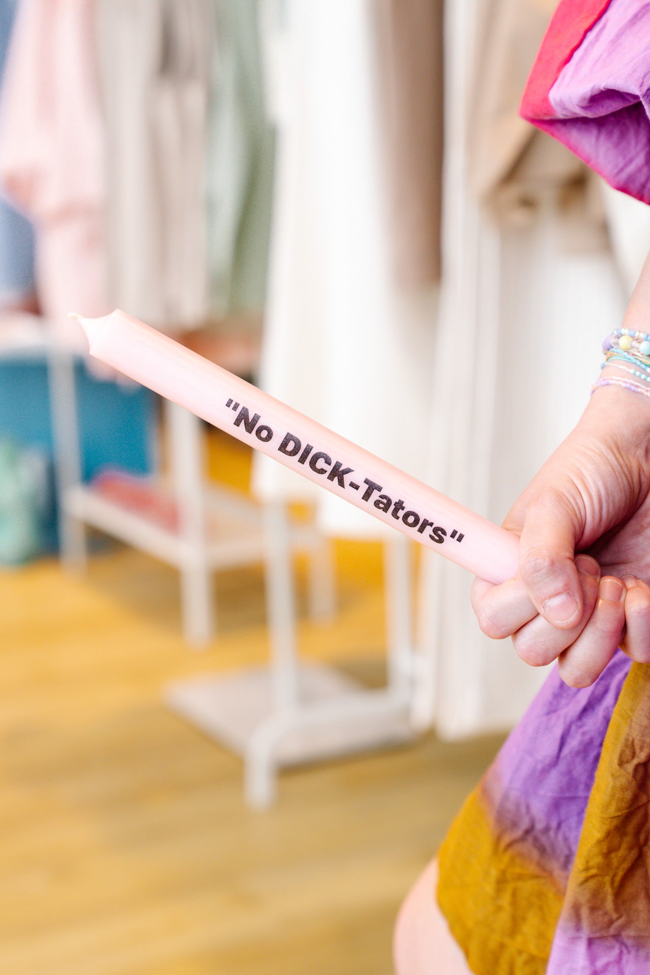 Stabkerze "No Dick-tators"