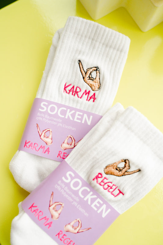 Socken "Karma regelt" - 80% Baumwolle, weiß