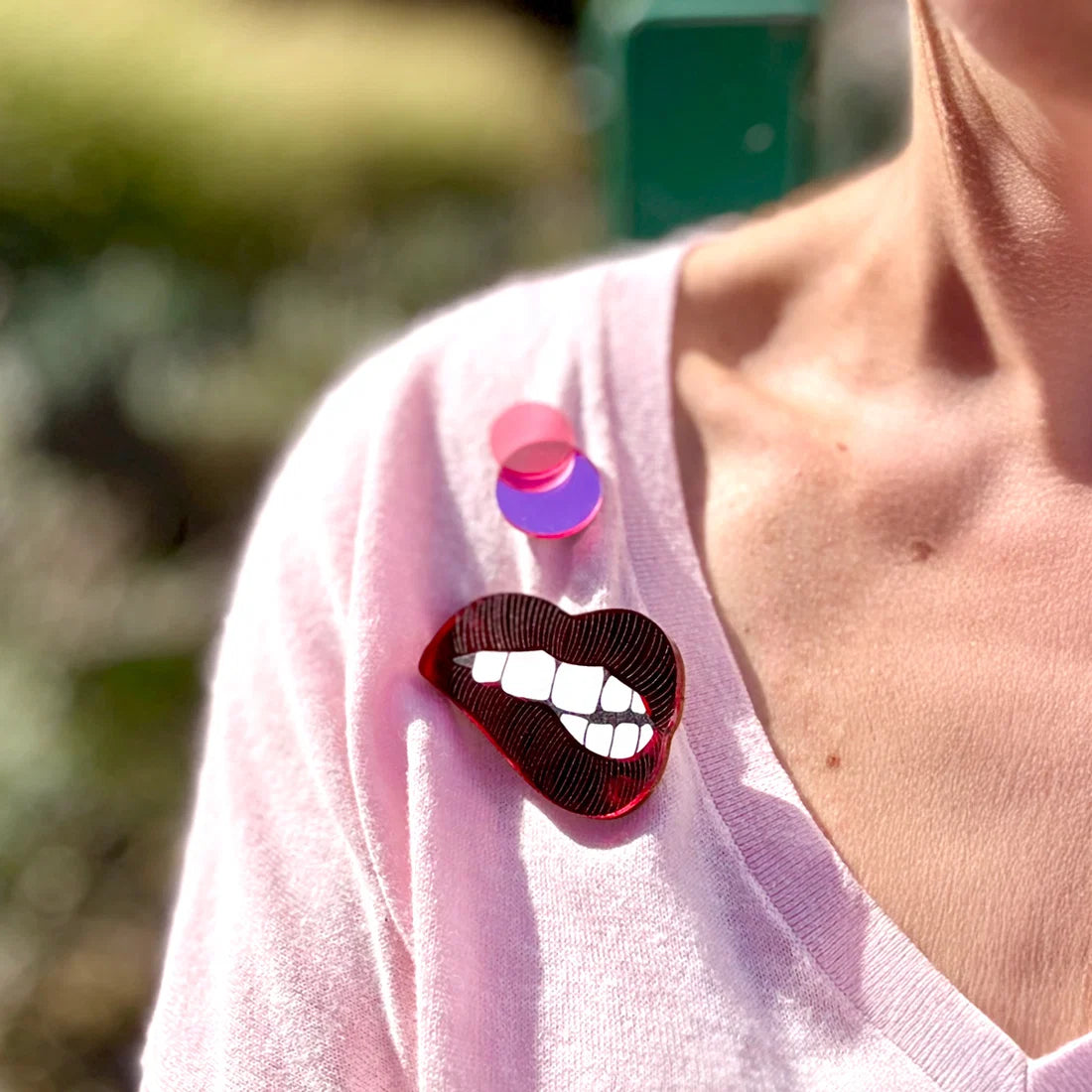Brosche | bite me