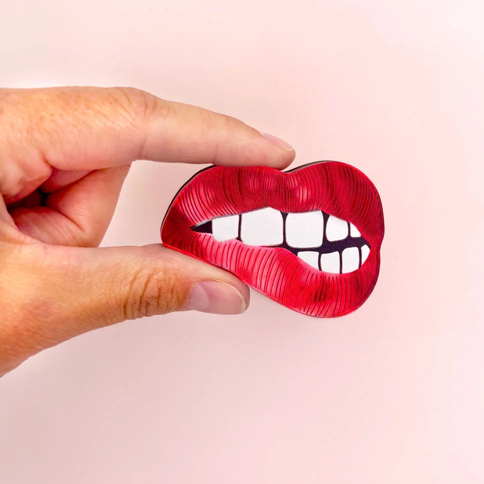 Brosche | bite me