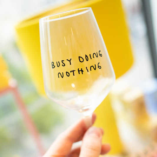 "Busy Doing Nothing" Weinglas by Johanna Schwarzer × selekkt