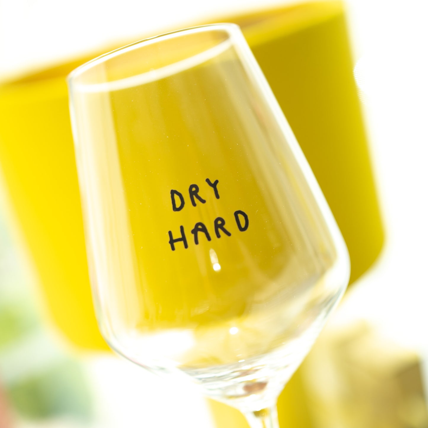 "Dry Hard" Weinglas by Johanna Schwarzer × selekkt