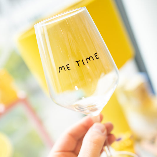 "Me Time" Weinglas by Johanna Schwarzer × selekkt