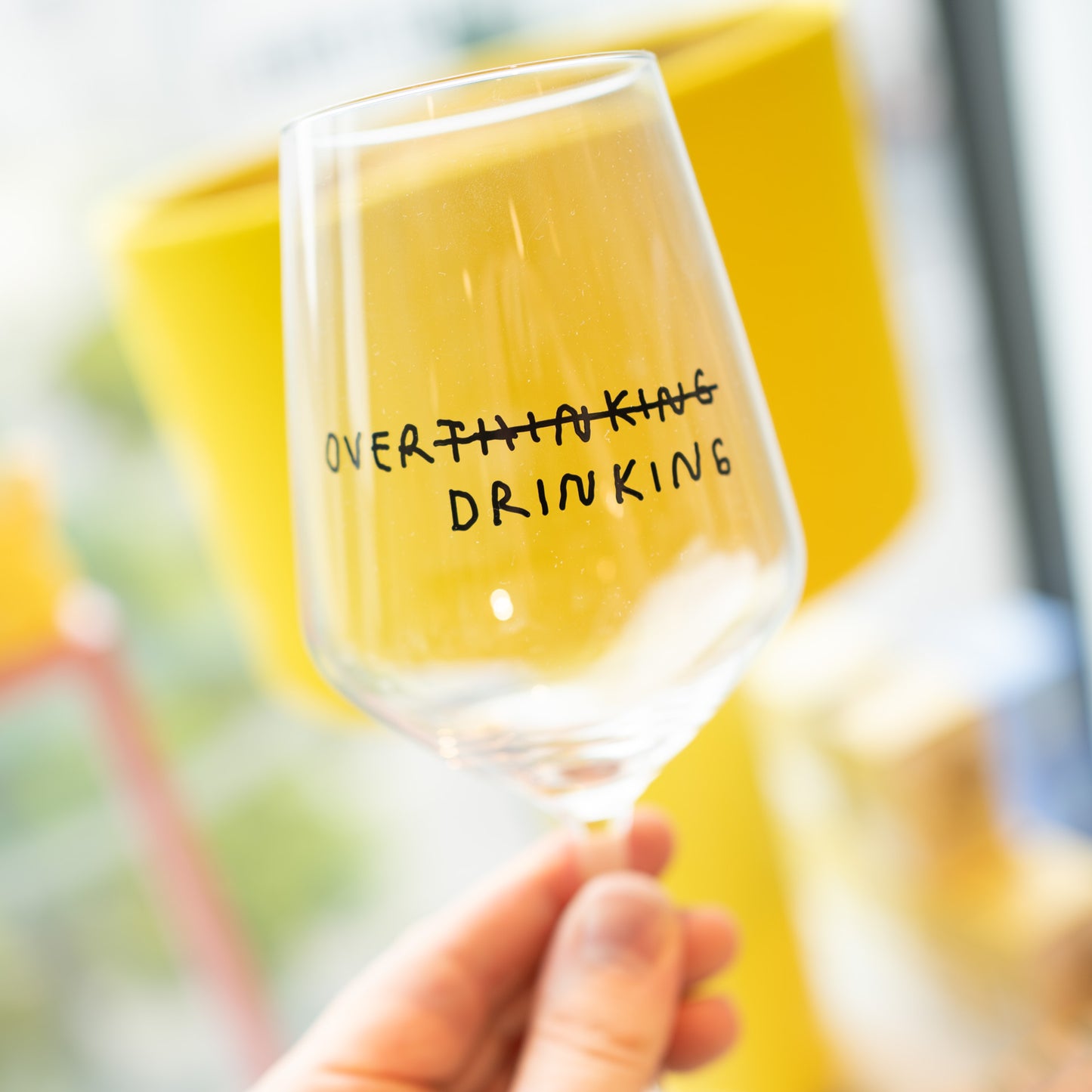 "Over Thinking/Drinking" Weinglas by Johanna Schwarzer × selekkt