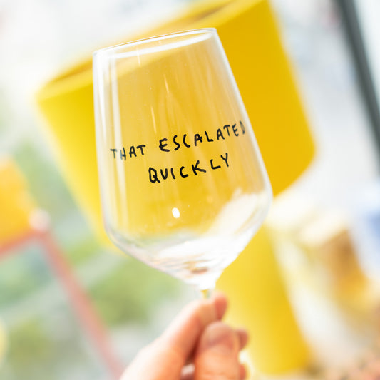"That escalated quickly" Weinglas by Johanna Schwarzer × selekkt