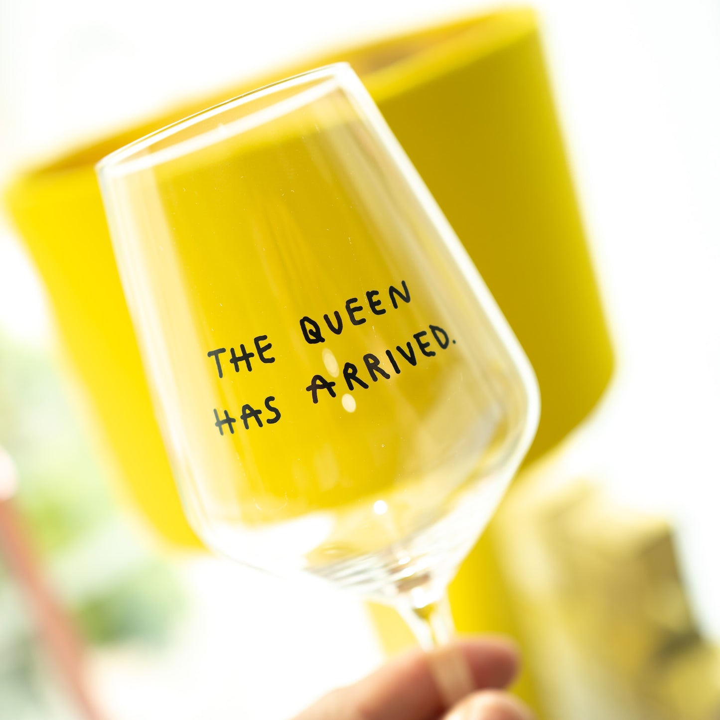 "The queen has arrived" Weinglas by Johanna Schwarzer × selekkt