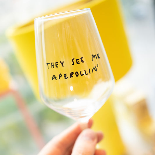 "They See Me Aperollin'" Weinglas by Johanna Schwarzer × selekkt