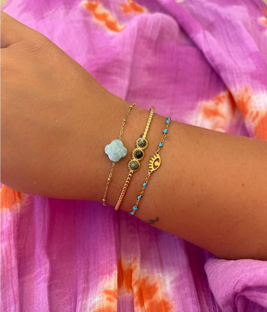 Armband mit türkisfarbenem Kleeblatt